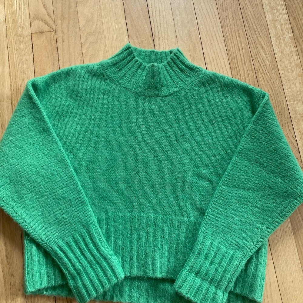 COS Grass green wool/alpacka cropped sweater XS.